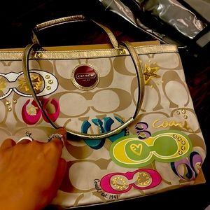 100%authentic coach bag minor stains in the inside can be removed